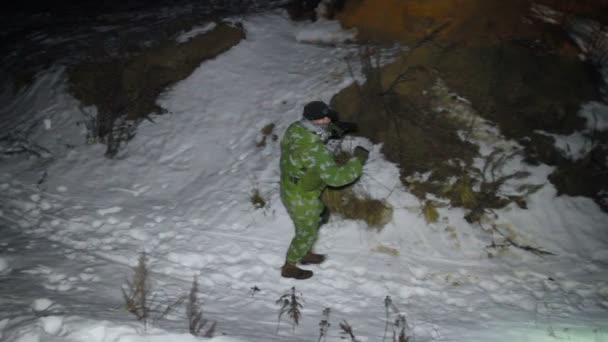Militärmann mit der Handfeuerwaffe sucht in der Nacht mit Taschenlampe beängstigenden Albtraum post-apokalyptischen — Stockvideo