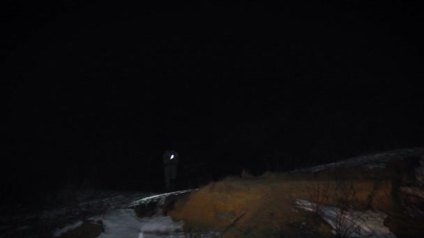 Tabanca ile el feneri korkunç kabus kıyamet sonrası gece arama ile askeri adam — Stok video