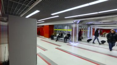 Stedicam halklar seyahat Havaalanı yolcu treni koridorlarında istasyonu