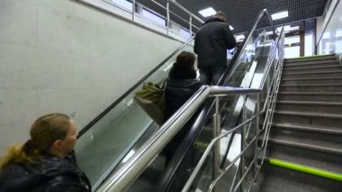 İnsanlar girip yürüyen merdiven Platform kalabalık demiryolu için gidin.
