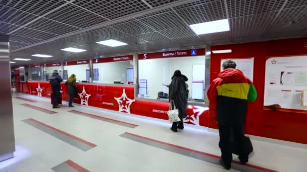 Ludzie stoją w pobliżu kasy i dwie osoby na zakup biletów kolejowych Lotnisko — Wideo stockowe