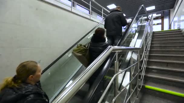 Emberek megy ki és a mozgólépcsőn a Platform tömeg vasúti — Stock videók