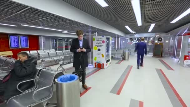 Pochi Popoli in una sala d'attesa Aeroporto Railway Monitors Floor — Video Stock