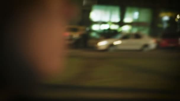 男性運転車市夜の道暴力凶悪犯犯罪ノワール男性ホイール — ストック動画