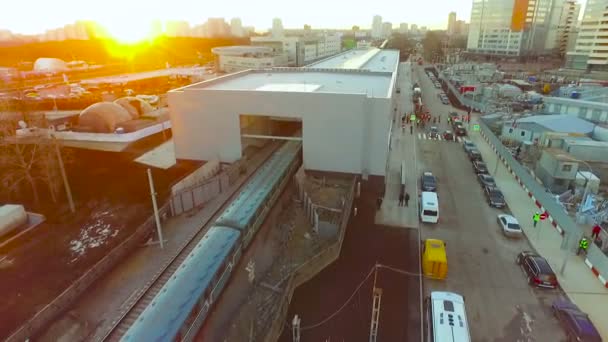 Moskau. städtische Industrielandschaft U-Bahn-Depot unterirdisch. Straße, Straße, Autos. Luftaufnahme. Herbst, Frühling, Tag — Stockvideo