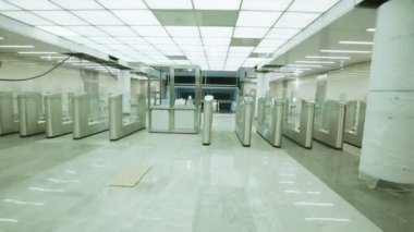 Turnike Unser inşaat Baumanskaya Metro metro istasyonu geçmek