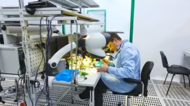 Mühendis ayrıntıları bir mikroskop laboratuvar denetler