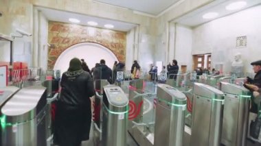 Geçiş turnike Baumanskaya Metro metro istasyonu üzerinden insanların