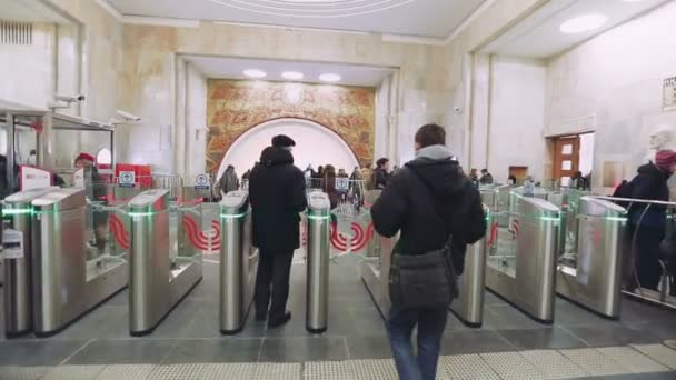 Az emberek halad át a beléptető kapu Baumanskaya metró metró állomás — Stock videók