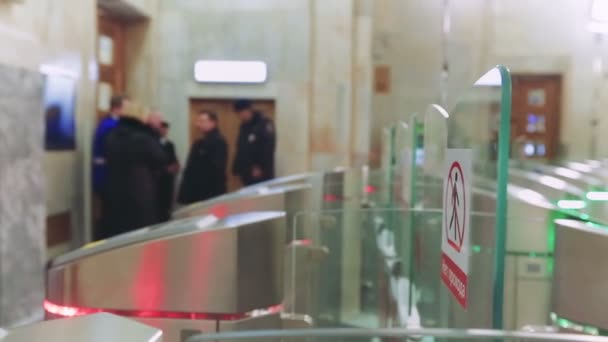 Turnikety Baumanskaya Metro stanice metra lidí — Stock video