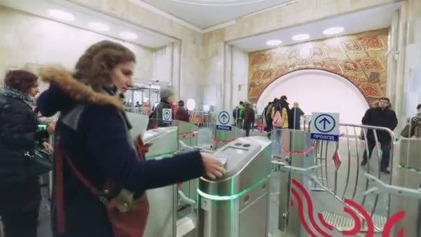 Průchod lidí prostřednictvím Rusko stanice metra turnikety — Stock video