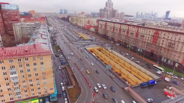 Luchtfoto van Moskou Center snelweg weg dag gebouwen — Stockvideo