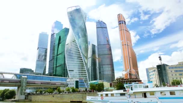 Bir tekne yaz su Nehri şehir gökyüzü gün gökdelenler Moskova'dan görünümünü — Stok video