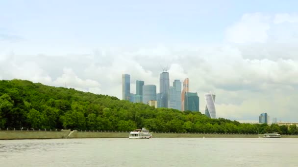 Weergave van Moskou uit een boot zomer Water River City Sky dag wolkenkrabbers — Stockvideo