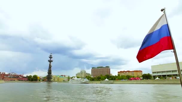 Vue de Moscou depuis un bateau Été Rivière Eau Ville Ciel Jour gratte-ciel Drapeau russe — Video