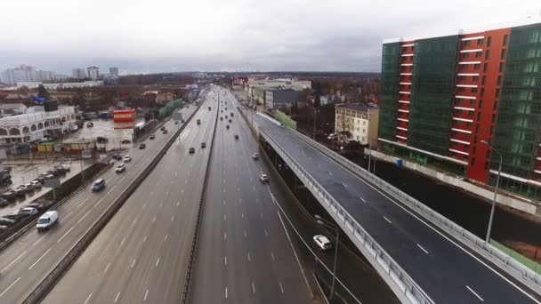 モスクワ道路ジャンクション高速道路車交通春秋の空撮 — ストック動画