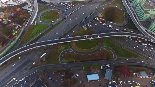 Αεροφωτογραφία της Μόσχας δρόμο διασταύρωση εθνικής οδού αυτοκίνητα κίνηση άνοιξη φθινόπωρο — Αρχείο Βίντεο