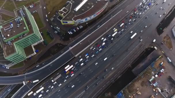 Luftaufnahme der Moskauer Straße Kreuzung Autobahn Autos trafic Frühling Herbst — Stockvideo