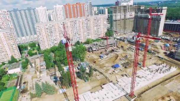 Sito di costruzione sullo sfondo di una zona residenziale Estate Mosca, Vista aerea — Video Stock