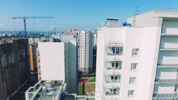 Νέο σπίτι σε μια κατοικημένη περιοχή Μόσχα καλοκαιρινή μέρα, αεροφωτογραφία — Αρχείο Βίντεο