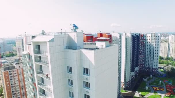 Luchtfoto van nieuwe Residental gebied Moskou zomerdag — Stockvideo