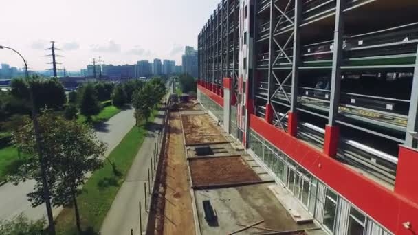 Vliegen naar links van de nieuwe Parking Moskou zomerdag, luchtfoto Quadrocopters — Stockvideo
