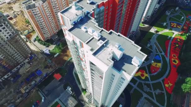 Αεροφωτογραφία του νέα συνδετήρες περιοχή πολύχρωμο όμορφη νέα κτίρια Μόσχα καλοκαιρινή μέρα — Αρχείο Βίντεο