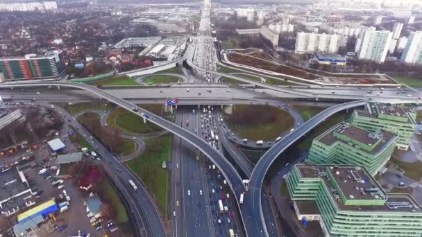 A légi felvétel a moszkvai közúti csomópont autópálya autók Trafic tavaszi-őszi — Stock videók