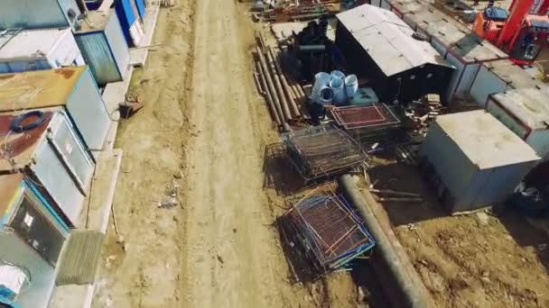 Kvadrokoptéry létání nad staveniště a stavební materiály Moskva letecký pohled — Stock video