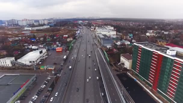 莫斯科路交界处公路汽车交通春秋的鸟瞰图 — 图库视频影像