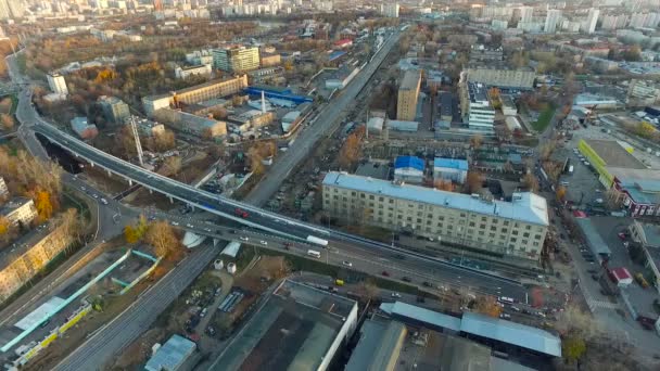 В Москве. Городской скейп с дорожным движением на Interchange Railroad. Улица, дорога, машины. Вид с воздуха. Осень, весна, день — стоковое видео