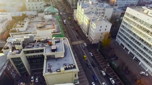 В Москве. Городской скейп с пробками. Улица, дорога, машины. Вид с воздуха. Осень, весна. Солнечный день. Центр — стоковое видео