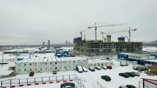Κατασκευή κτιρίου στην αρχή. Γερανός. Μόσχα χιονιού Winter.aerial δείτε — Αρχείο Βίντεο
