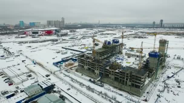 Construcción de edificios en el comienzo. Crane. Moscú nieve Winter.aerial Vista — Vídeos de Stock