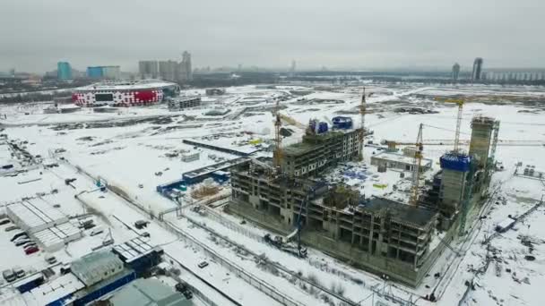 Строительство здания в самом начале. Крейн. Вид Москвы на снег с воздуха — стоковое видео