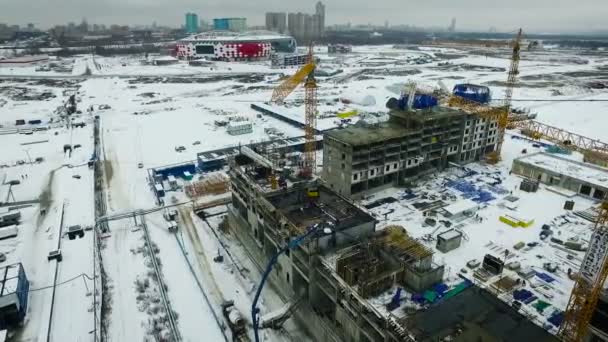 Husbyggnad på början. Crane. Moskva snö Winter.aerial Visa — Stockvideo