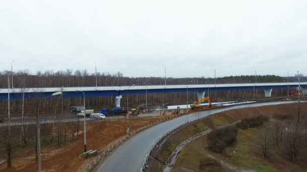 Beskåda av den nya Moskva Junction höstdag Ryssland vägtrafiken — Stockvideo