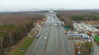 Moskova karayolu altyapı gün ile bir ormanda. Moskova, Rusya, havadan görünümü Rusya