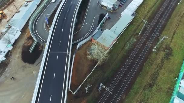 Intercambio de autopistas con vista aérea del paisaje urbano industrial del ferrocarril. Moscú Rusia — Vídeos de Stock