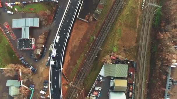 鉄道でモスクワの高速道路のインターチェンジ。産業都市の景観空撮。夏には、晴れた日 — ストック動画