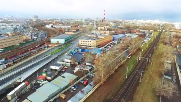 Panorâmica. Industrial Cityscape vista aérea. Intercâmbio de rodovias de Moscou com ferrovia — Vídeo de Stock