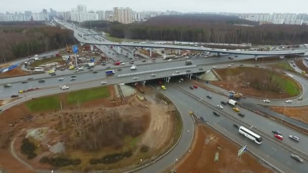 Letecký pohled na Moskva dálniční křižovatky most den podzim s dopravní a městské níže — Stock video