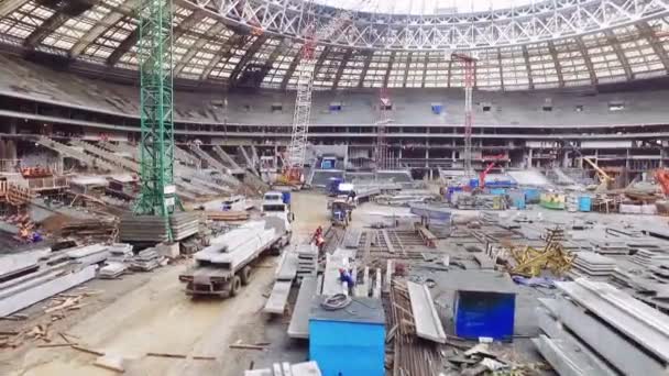 Site in opbouw van een nieuw groot overdekt stadion. Moskou, Loezjniki. Dag. Luchtfoto — Stockvideo