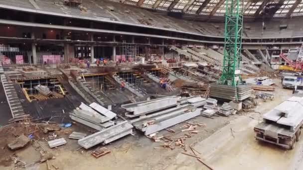 Site de construction d'un nouveau stade intérieur énorme. Moscou, Loujniki. Le jour. Aérien — Video