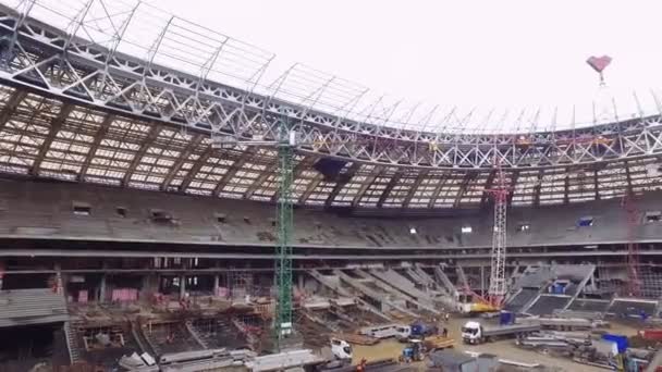 Site in opbouw. Groot overdekt stadion. Rusland, Moskou, Loezjniki. Dag. Luchtfoto — Stockvideo