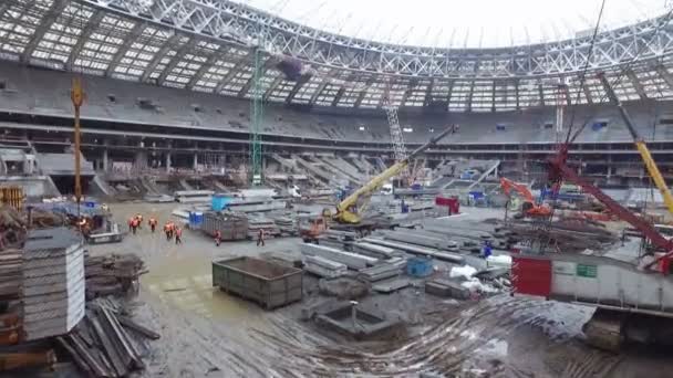 Sitio de construcción de un nuevo estadio interior enorme. Rusia, Moscú, Luzhniki. Un día. Antena — Vídeo de stock