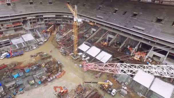 De Site van de bouw van een indoorstadion. Rusland, Moskou, Loezjniki. Dag. Luchtfoto — Stockvideo
