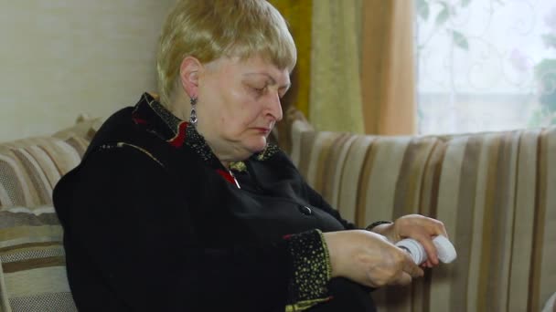 Vieille dame Senior Age grand-mère prend des pilules, et boire leur eau — Video