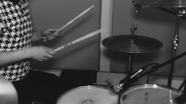 Joven baterista con auriculares en el estudio. Grabación de sonido. Blanco y negro. Cerca de Shot. Vintage — Vídeos de Stock