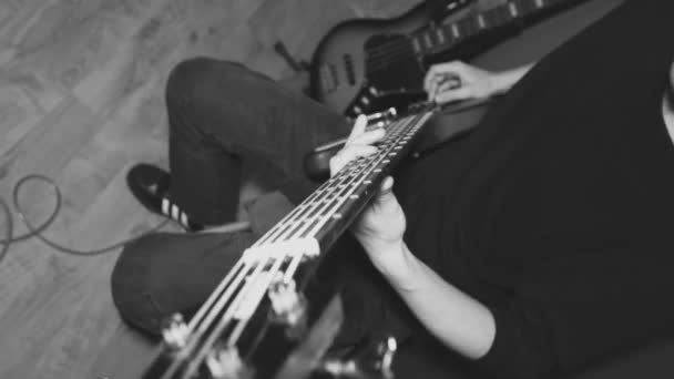 Top View on Young Man Masculino tocando na guitarra baixo no estúdio. Gravação de som. Fechar tiro — Vídeo de Stock